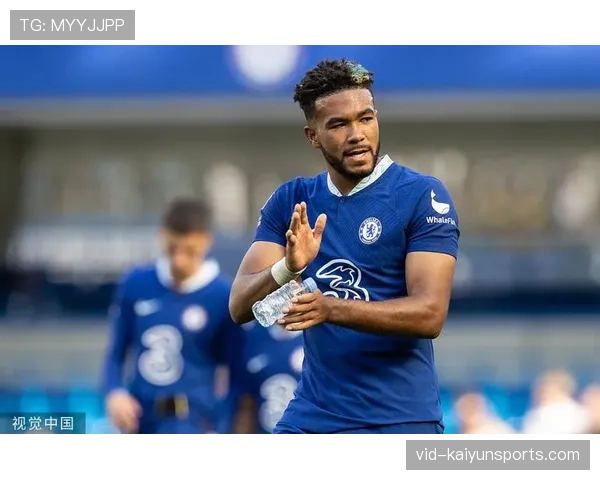 特写：伤愈的里斯·詹姆斯在训练中测试切尔西新战术下的“边路叠瓦”角色