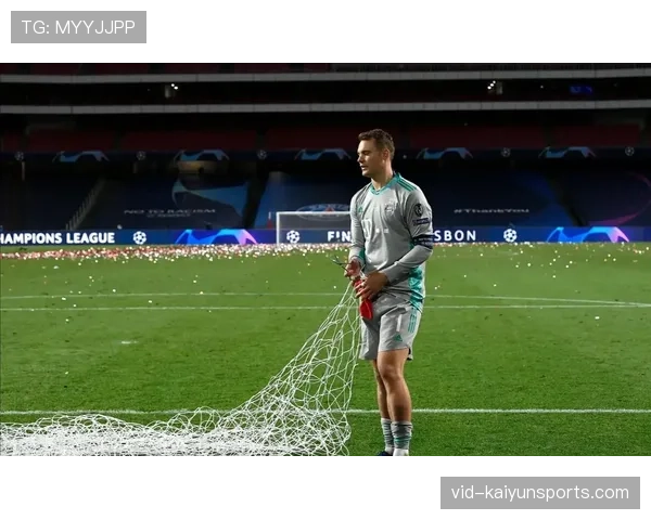 特写：诺伊尔多次神扑后，向看台挥拳怒吼